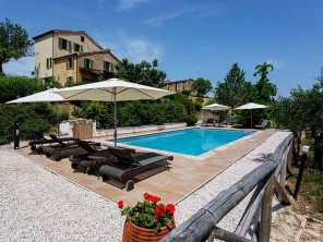 6 Bedroom Mountain View Family Friendly Villa with Pool near Monte San Martino, Le Marche, Italy